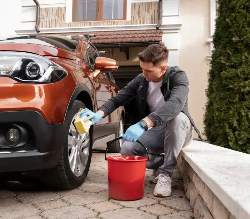 Lavage auto à domicile Landunvez : professionnel intervenant sur un véhicule